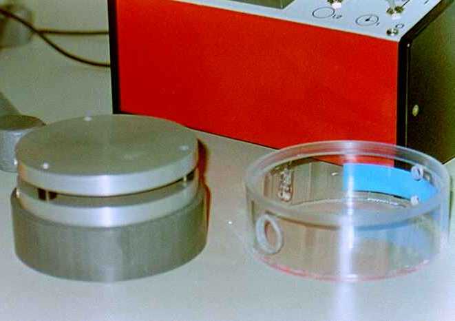 Fig. 15 — Foto del condensatore e della camera che lo racchiude.