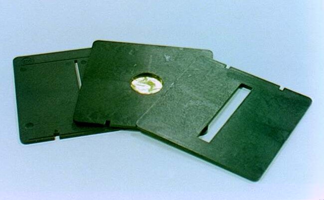 La lamina d’oro con le fenditure di collimazione.