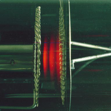 Le zone luminose tra le griglie (a 70 V).