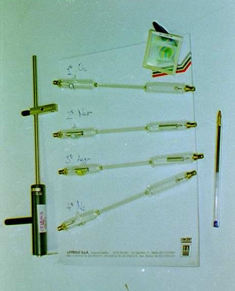 Quattro tubicini con gas diversi (ossigeno, neon, argon, azoto).