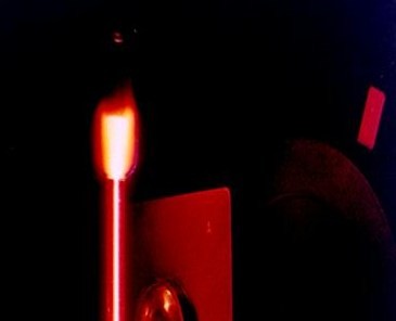 Il tubo contenente neon acceso.